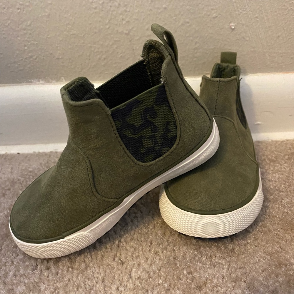 Cat & Jack Olive boots size 6
